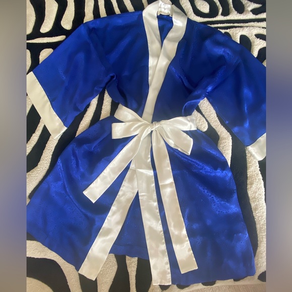 VICTORIAS SECRET VINTAGE GOLD LABEL ROBE - Picture 1 of 8